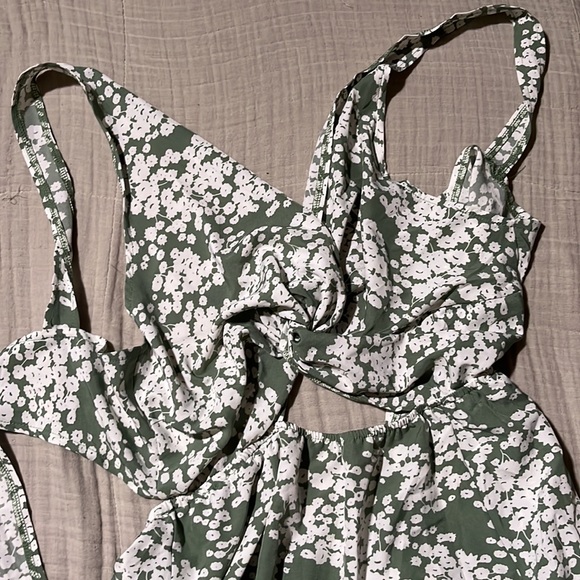 SHEIN VCAY Ditsy Floral Twist Front Split Hem Dress - Picture 4 of 5